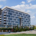 משרדים חדשים מול הרים