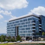 משרדים חדשים מול הרים